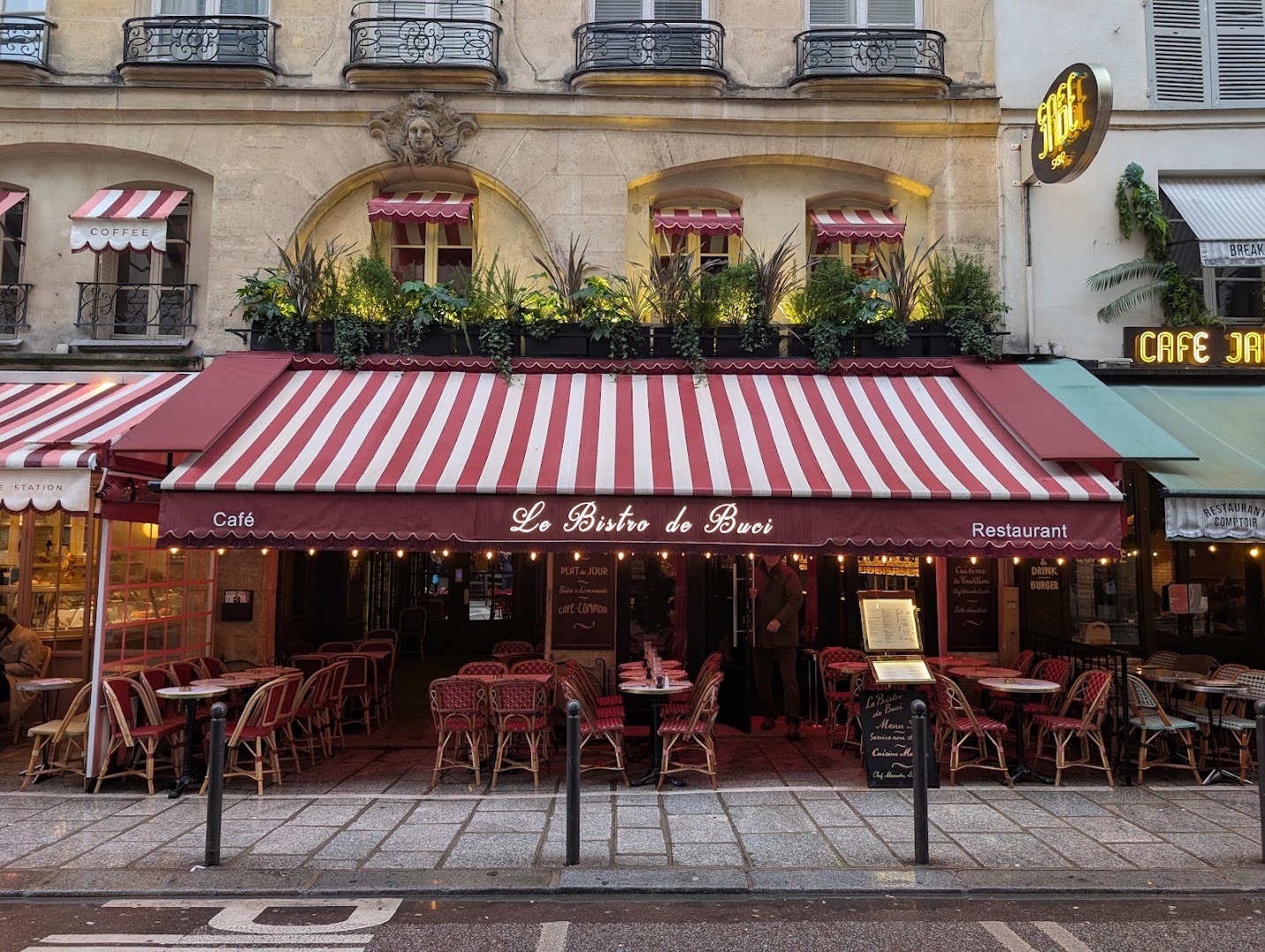 Façade rouge et terrasse du Bistro de Buci à Paris