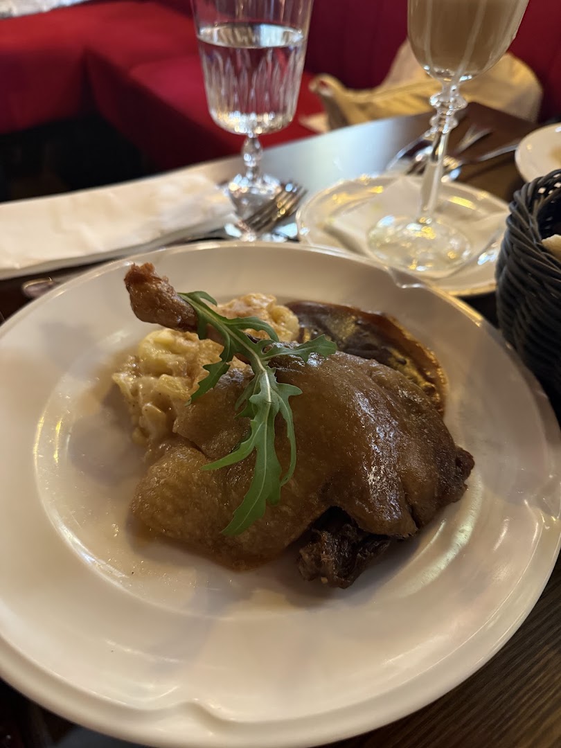 Pièce de viande en sauce avec accompagnement