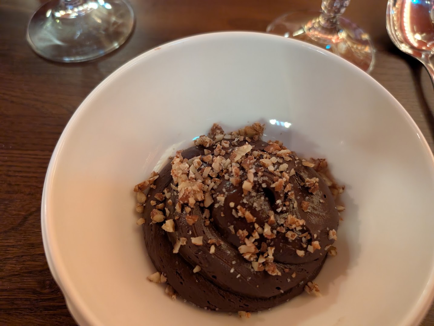 Dessert au chocolat parsemé d’éclats croquants