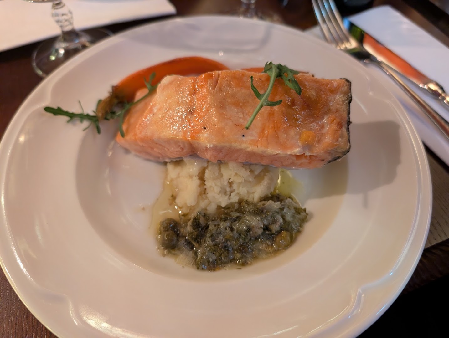 Poisson doré avec purée colorée et légumes
